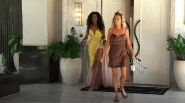 Fendi 2022 Nano Fendigraphy Hobo Bag usado por Chanel Ayan como se ve en The Real Housewives of Dubai (T02E10)
