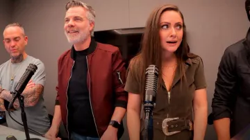 Le blouson aviateur autocollant de Kooples porté par Bender vu dans The Bachelorette (S21E06)