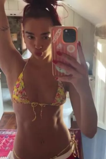 Pantalones Heavy Manners Miss Bahamas Side Tie Bottoms usados por Dua Lipa en su Instagram el 13 de agosto de 2024
