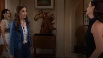 L’Agence Wayne Denim Double Breasted Crop Jacket portée par Penelope Poppy Nozawa (Romy J. Park) comme on le voit dans The Bold and the Beautiful le 8 août 2024
