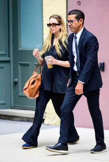 Lunettes de soleil Phoebe Philo Score portées par Jennifer Lawrence à New York le 12 août 2024
