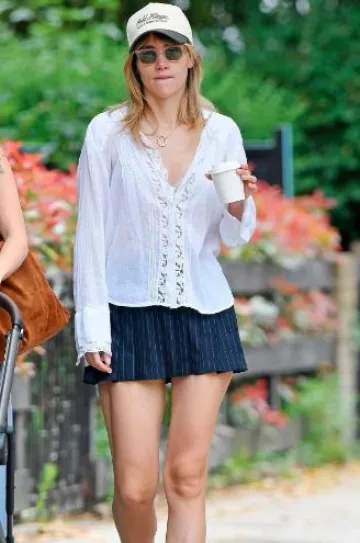 Minijupe en laine à fines rayures Vetements portée par Suki Waterhouse à Londres le 8 août 2024