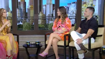 Mules de cuero con punta puntiaguda adornados con cinturón de Alexander McQueen usados por Maria Menounos como se vio en LIVE with Kelly and Mark el 12 de agosto de 2024