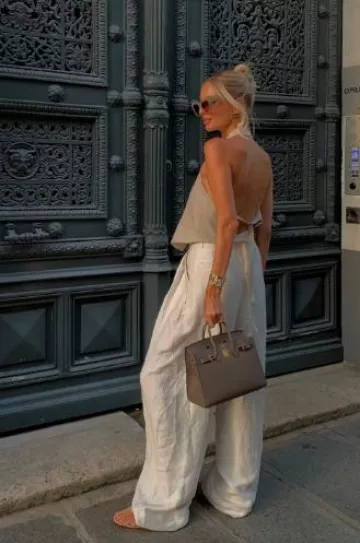 Bailarinas de rejilla con adornos de cuero Alaia usadas por Leonie Hanne en su historia de Instagram el 9 de agosto de 2024