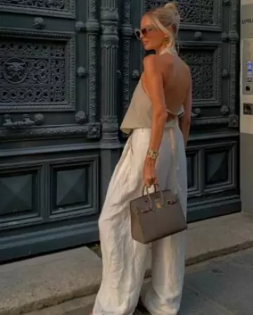 Hermès Birkin 25 Etain Togo Gold Hardware usado por Leonie Hanne en su historia de Instagram el 9 de agosto de 2024