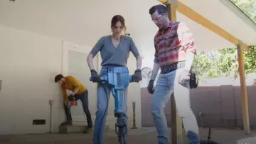 Rue Sophie Harriet V-Neck Wool & Cashmere Sweater worn by Mandy Moore as seen in Celebrity IOU (S08E01)