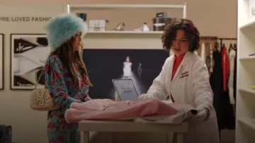 Magda Butrym Leggings con estampado de aplicaciones florales usados por Mindy Chen (Ashley Park) como se ve en Emily in Paris (S04E01)