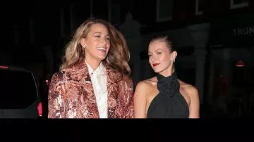 Blake Lively porte une veste imprimée Thom Browne à Londres, le 8 août 2024