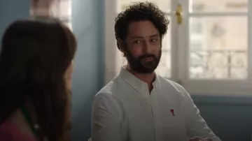 Chemise Ami Button-Down Ami de Coeur portée par Georges (Nicolas Berthery) vue dans Emily in Paris (S04E01)