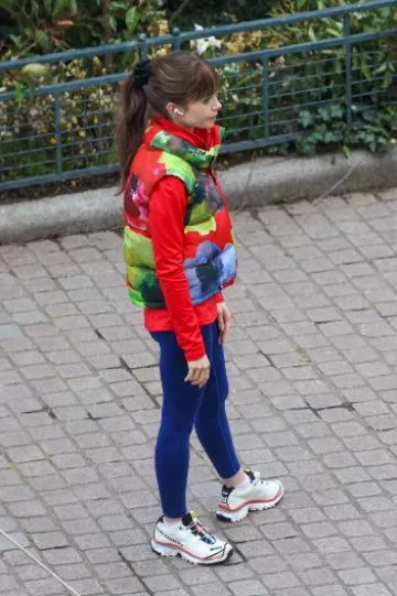 Zapatillas Salomon Xt 4 og Topography usadas por Lily Collins en Emily in Paris 4.3 Masquerade el 15 de agosto de 2024