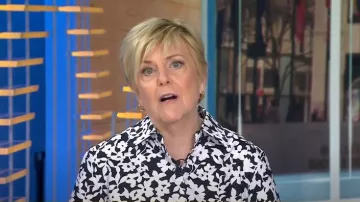 Vestido camisero de popelina de algodón escalonado con estampado floral de la colección Michael Kors usado por Anne Thompson como se ve en Hoy el 15 de agosto de 2024