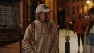 Nymphéas Date : 1906 Artiste : Claude Monet Français, 1840-1926 Casquette portée par Camille (Camille Razat) comme on le voit dans Emily in Paris (S04E02)