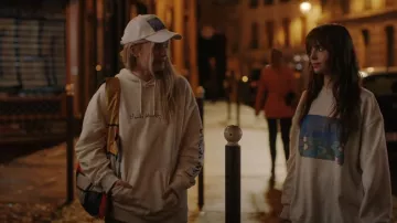 Loqi Museum Art Tote Bag Shopping Eco Réutilisable porté par Camille (Camille Razat) comme on le voit dans Emily in Paris (S04E02)
