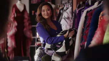 Lanvin Nano Pencil Cat Bag En Cuir Effet Poney porté par Mindy Chen (Ashley Park) comme on le voit dans Emily in Paris (S04E02)
