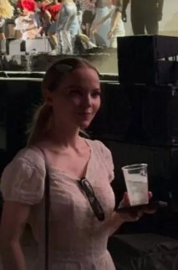 Harry Josh Pro Tools Makeup Wave Setting Clip usado por Dove Cameron en el Summer Sonic celebrado en Osaka o, 18 de agosto de 2024