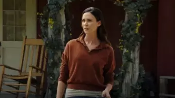 Imogene + Willie Le Quarter Zip Brick Pullover porté par Geri Broussard (Odette Annable) comme on le voit dans Walker (S04E12)