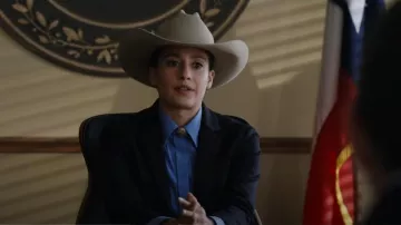 Blazer Theory Carissa porté par Cassie Perez (Ashley Reyes) comme on le voit dans Walker (S04E13)