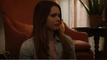 L’Agence Janelle Slim Jacket portée par Stella Walker (Violet Brinson) comme on le voit dans Walker (S04E13)