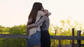 Short original de Rolla en azul Nueva York usado por Stella Walker (Violet Brinson) como se ve en Walker (T04E13)
