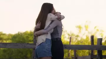 Le short original de Rolla en bleu New York porté par Stella Walker (Violet Brinson) comme on le voit dans Walker (S04E13)