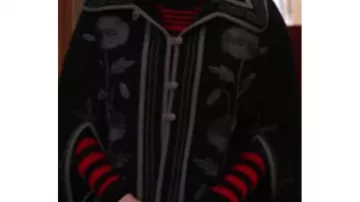 Atuendos de Emily en París: Lily Collins usa un abrigo de capa floral negro para interpretar a Emily Cooper en la temporada 4, episodio 5