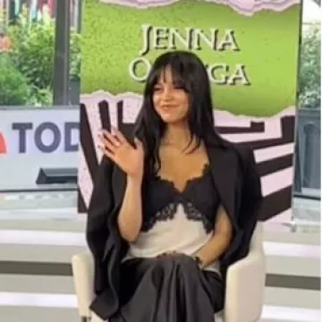 Camisole en dentelle Rebecca Minkoff Blake portée par Jenna Ortega au Today Show le 19 août 2024