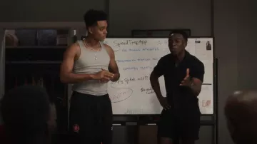 Short baggy de football Balenciaga porté par Will Smith (Jabari Banks) comme on le voit dans Bel-Air (S03E02)