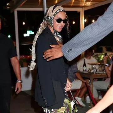 Emilio Pucci Pesci Print Large Silk Twill Scarf worn by Beyoncé Knowles in New York City on August 19, 2024