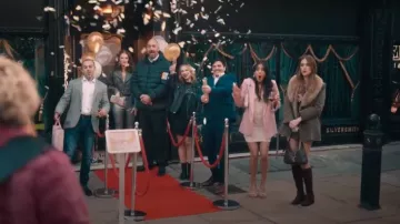 Bolso de hombro de H&M usado por Gemma (Aimee Lou Wood) como se ve en Daddy Issues (T01E02)