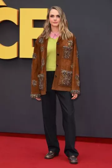 Mocasines Penny de cuero con efecto vintage de Miu Miu usados por Cara Delevingne en el estreno de Blink Twice en Londres el 19 de agosto de 2024