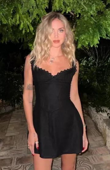 Collar colgante de cruz clásica de Chiara Ferragni en oro usado por Chiara Ferragni en su historia de Instagram el 17 de agosto de 2024