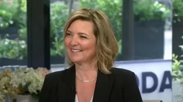 Veste Veronica Beard Miller Dickey en noir avec boutons dorés portée par Christine Romans, comme on le voit dans Today le 19 août 2024