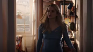 Haut ajusté en saphir à manches longues Vaillant avec détail de dentelle asymétrique porté par Camille (Camille Razat) comme on le voit dans Emily in Paris (S04E04)