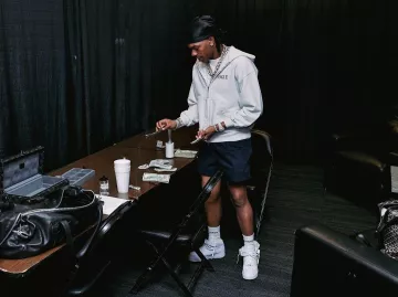 Sweat à capuche Balenciaga x Vogue White Zip porté par Lil Baby sur le compte Instagram @carters_vision