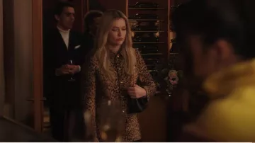 Mini-jupe Bandeau Céline en Double Laine portée par Camille (Camille Razat) comme on le voit dans Emily in Paris (S04E05)