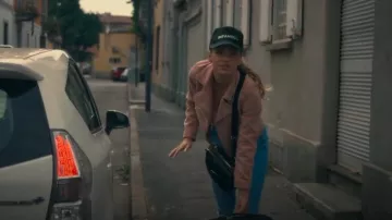 Nouveau look Deep Pink Suedette Biker Jacket porté par Chloe Ayling (Nadia Parkes) comme on le voit dans Kidnapped : The Chloe Ayling Story (S01E01)