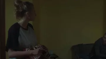 Urban Classic Sneakin T-Shirt Raglan Contraste porté par Chloe Ayling (Nadia Parkes) comme on le voit dans Kidnapped : The Chloe Ayling Story (S01E02)