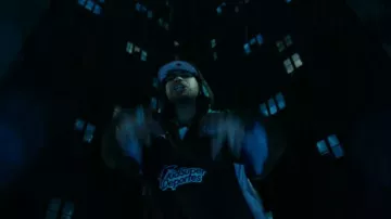 Puma Hoops x KidVeste de survêtement super marron et bleu portée par Jesus Ortiz Paz à Fuerza Regida - SECRETO VICTORIA (Vidéo Officielle)