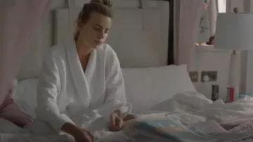 Bata con gofres de H&M usada por Chloe Ayling (Nadia Parkes) como se ve en Secuestrado: La historia de Chloe Ayling (T01E05)