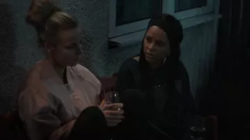 Blouson aviateur en satin rose New Look porté par Chloe Ayling (Nadia Parkes) tel qu’on le voit dans Kidnapped : The Chloe Ayling Story (S01E06)