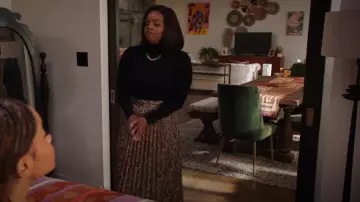Jupe midi plissée en similicuir imprimé peau de serpent Zara, portée par Amara Patterson (Kelly Jenrette) comme on le voit dans All American : Homecoming (S03E07)