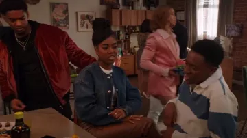 Chaqueta vaquera oversize con botones plateados de H&M usada por Gabrielle (Heather Lynn Harris) como se ve en All American: Homecoming (T03E07)