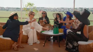 Sandalias monolíticas de goma Prada usadas por Caroline Stanbury como se ve en The Real Housewives of Dubai (T02E11)