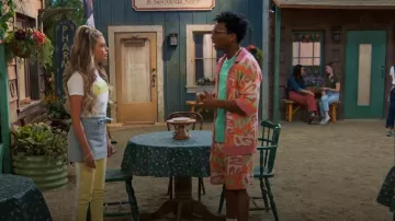 Chemise en tricot jacquard Zara Patchwork portée par Noah Lambert (Israel Johnson) comme on le voit dans BUNK’D : Learning the Ropes (S07E13)