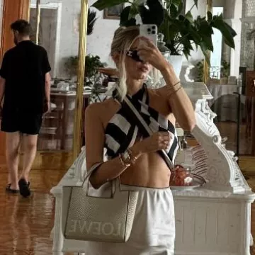 Lunettes de soleil Celine Triomphe Xl 01 portées par Leonie Hanne sur sa Story Instagram le 21 août 2024