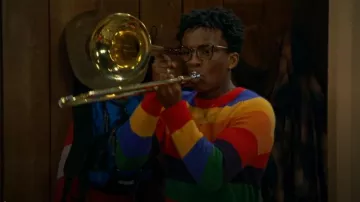 Zara Striped Sweater X Harry Lambert porté par Noah Lambert (Israel Johnson) comme on le voit dans BUNK’D : Learning the Ropes (S07E14)