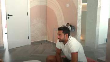 Orlebar Brown Jarrett Towelling Striped Tipping Polo Blanco usado por Sergio Carrallo como se ve en The Real Housewives of Dubai (S02E11)