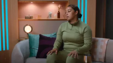 Nike Therma-FIT One Long-Sleeve Half Zip Vert portée par Demi Santana comme on le voit dans Love Is Blind : UK (S01E02)