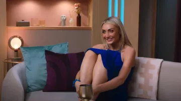 New Look Robe Bleu Vif Torsadé Sur le devant portée par Natasha Waters comme on le voit dans Love Is Blind : UK (S01E02)