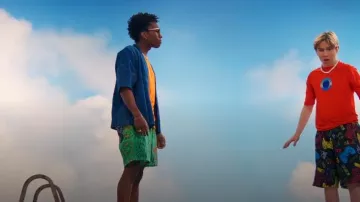 Short de bain Billabong Keith Haring Bash Layback 17" porté par Noah Lambert (Israel Johnson) tel qu’on le voit dans BUNK’D : Learning the Ropes (S07E16)